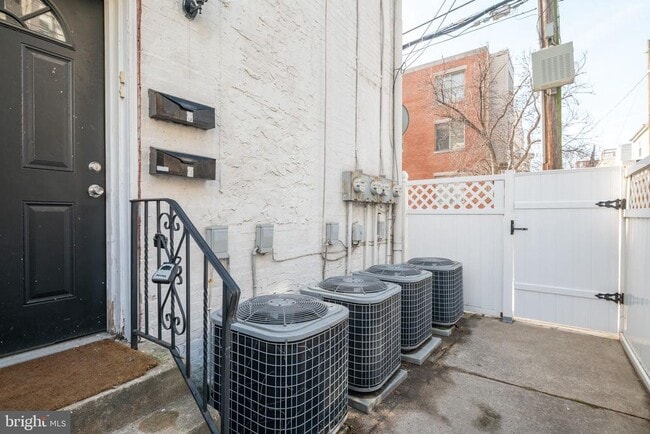 Building Photo - 2351 Christian St