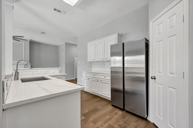 Building Photo - 3915 Summerfield Dr