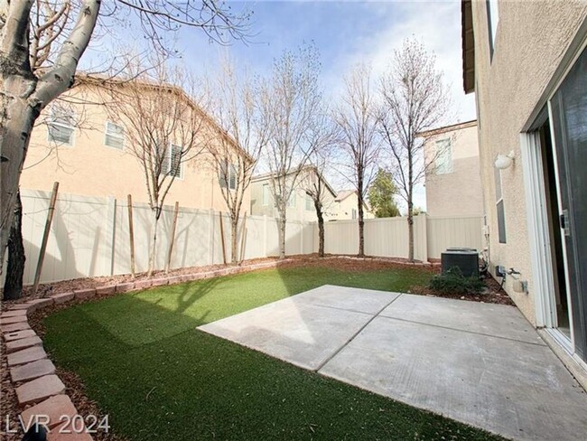 Building Photo - 9’ Vaulted Ceiling Home in Culd-De-Sac loc...