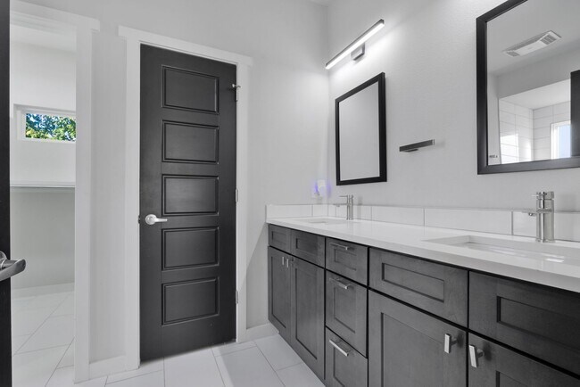 Building Photo - Modern Comfort Minutes from Downtown
