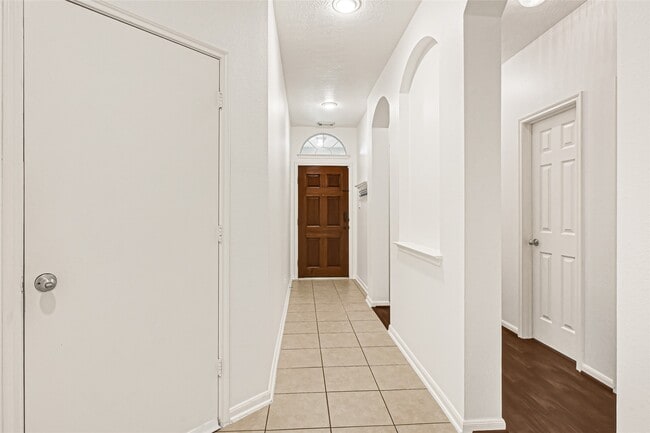 Building Photo - 12902 Pecan Shores Dr