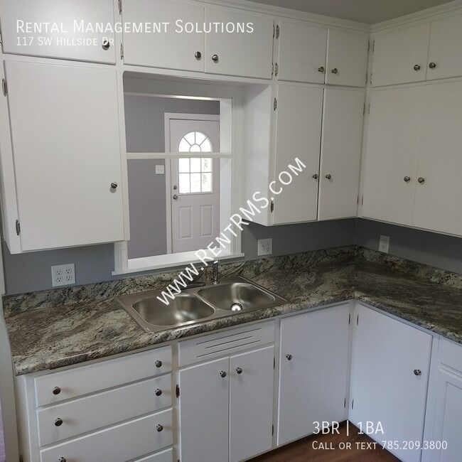 Building Photo - 117 SW Hillside Dr