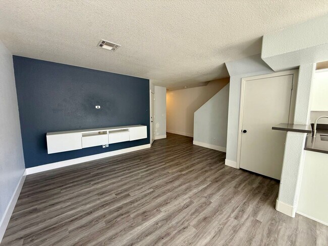 Building Photo - Updated 3-Bedroom Townhome in Gated Community with Pool Access