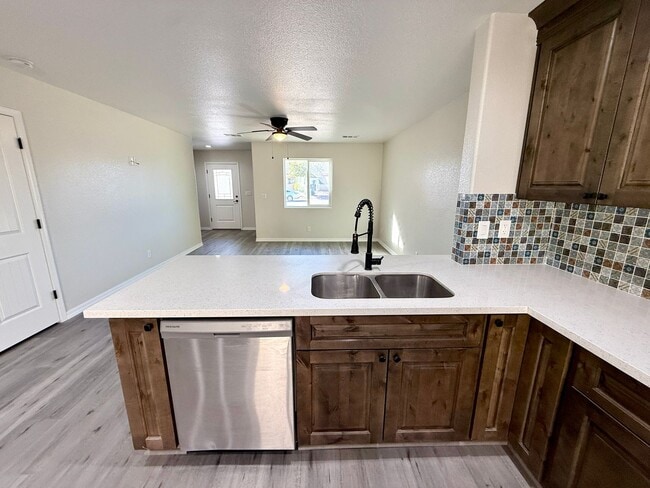 Building Photo - Modern 3 Bed, 2 Bath Home with Open Floor Plan & New Flooring – Fort Mohave- Available Now!