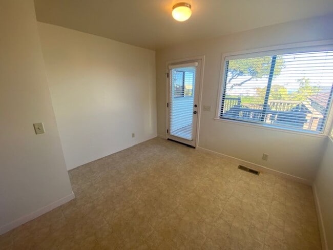 Building Photo - Cozy Monterey Home!