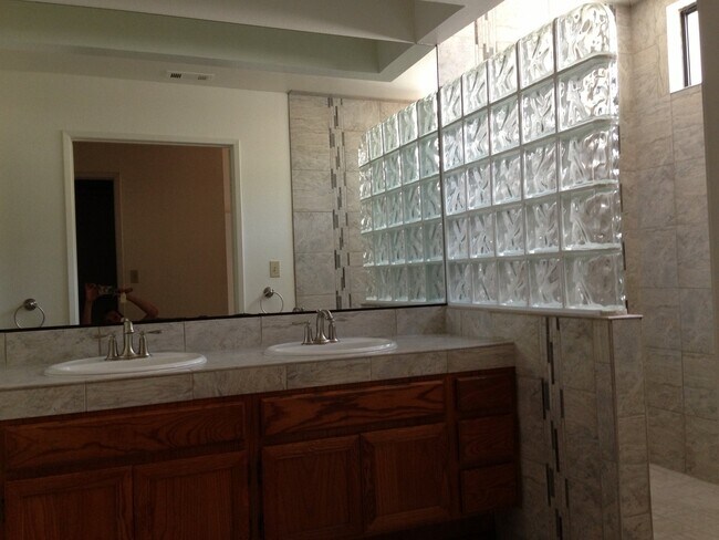 Building Photo - 4500 Villas Dr