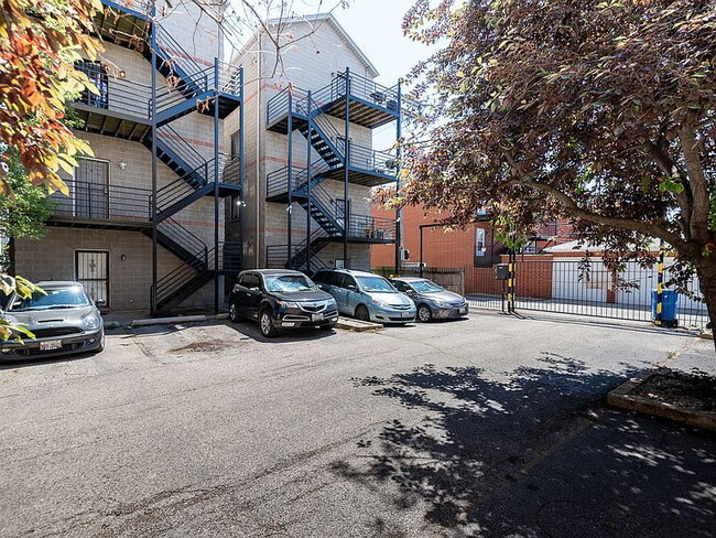 Building Photo - "Spacious 2-Bed, 2-Bath Gem in Chicago's Heart – 1200 Sq. Ft. of Modern Living!"