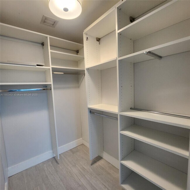 Building Photo - 950 Brickell Bay Dr