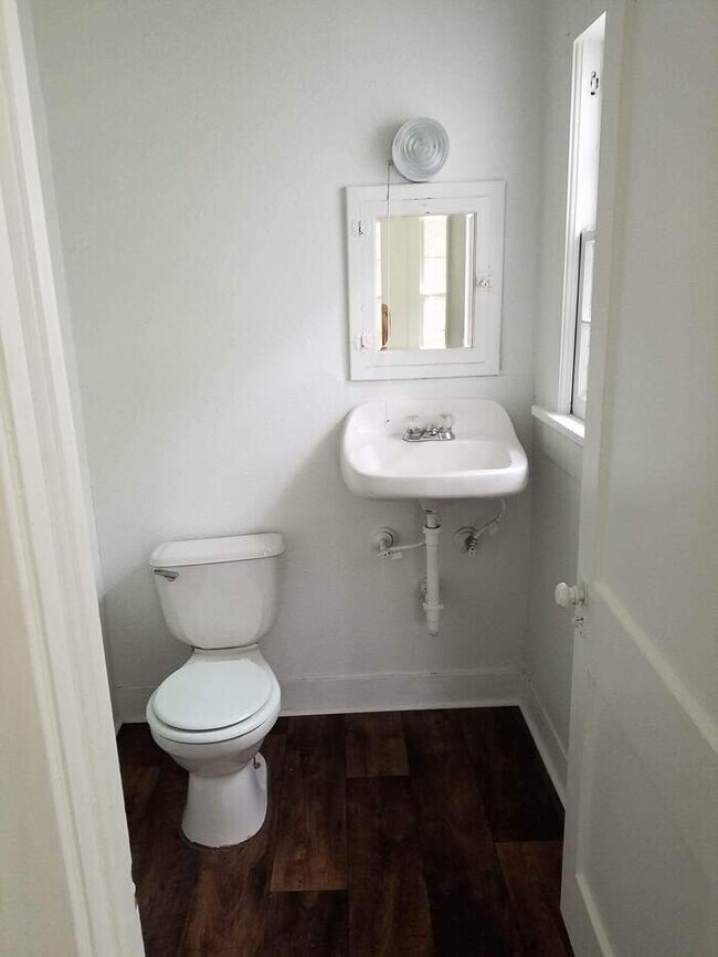 Building Photo - 1 bedroom 1 bath duplex