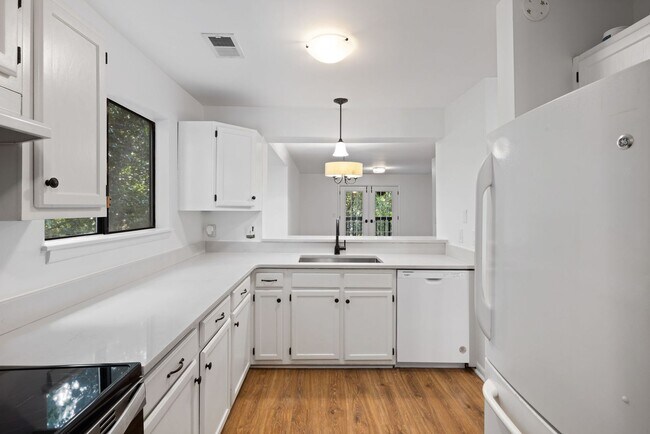 Building Photo - Available now. Beautifully updated 3 BR/2....