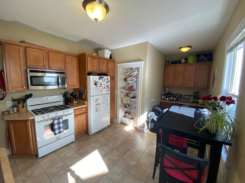 Building Photo - 224 Holland St