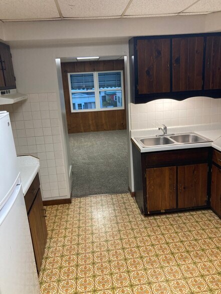 Building Photo - 805 Hess Ave