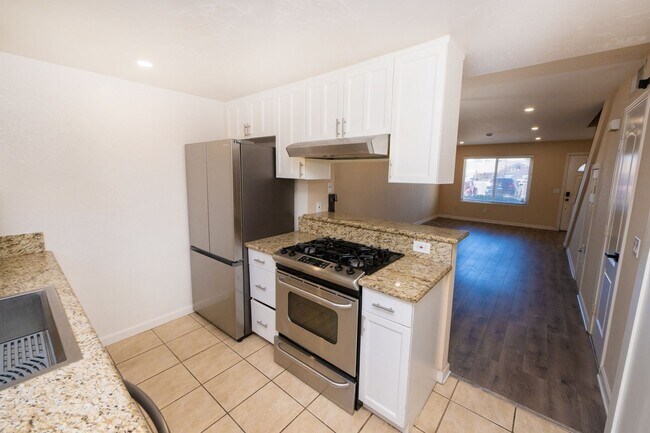 Building Photo - 2 Bedroom 1.5 Bath Available Now in El Cajon!