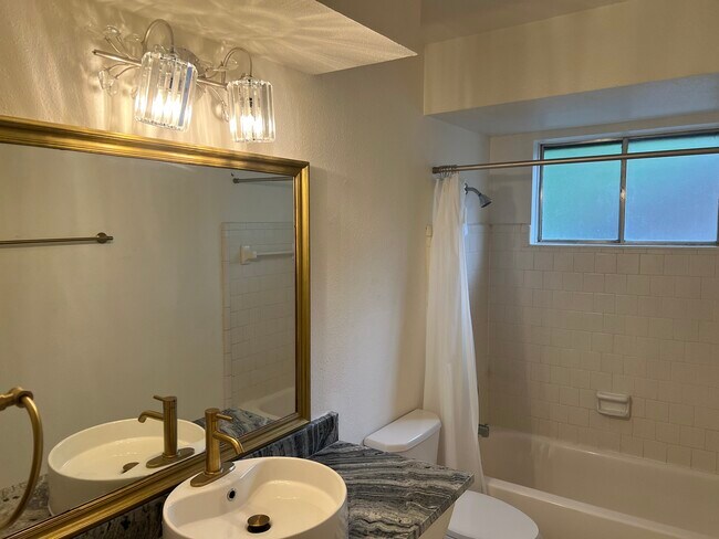 Building Photo - 3314 Kentwood Dr