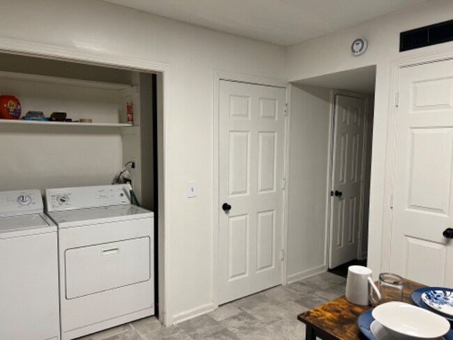 Building Photo - 810 Hillmore Dr