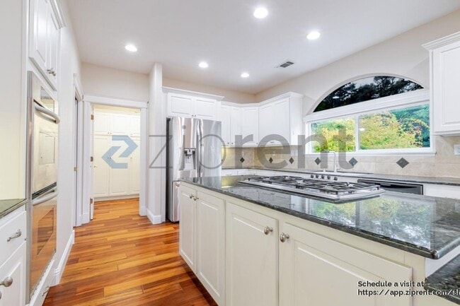 Building Photo - 4042 Plateau Cir