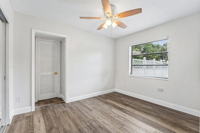 Building Photo - 2103 N Palm Cir