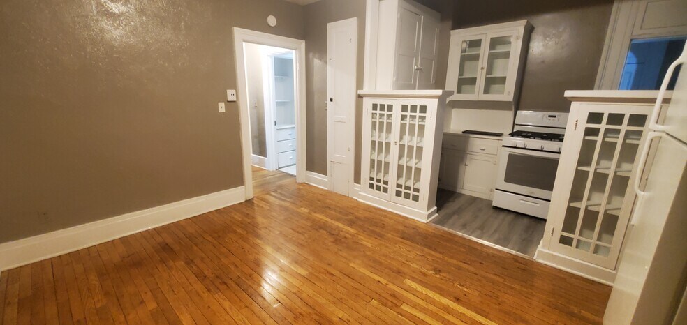 Building Photo - 515 W Washington St