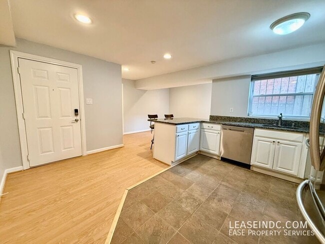 Building Photo - 1020 Fairmont St NW