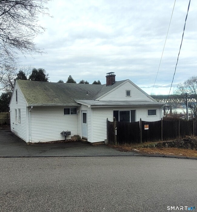 Building Photo - 123 Bridge St