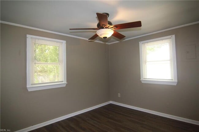 Building Photo - 1744 N Lakeland Dr