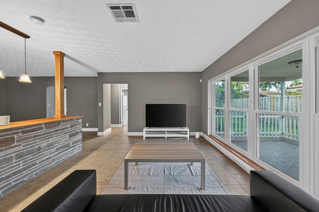 Building Photo - 2750 SE 3rd St