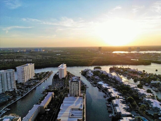 Building Photo - 400 Kings Point Dr