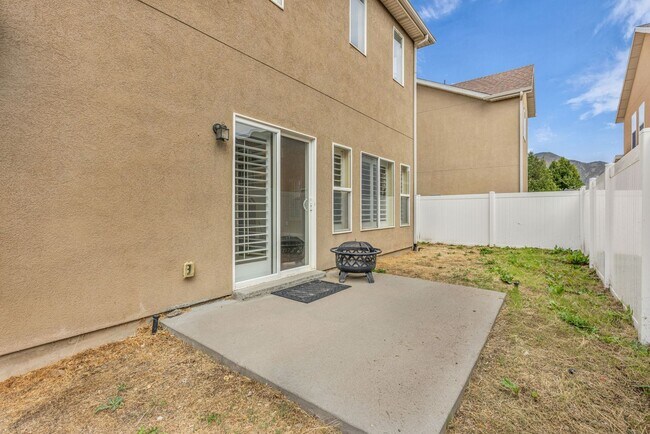 Building Photo - Modern 2-Bedroom, 2.5-Bath Townhome with Two-Car Garage & Private Backyard in South Ogden