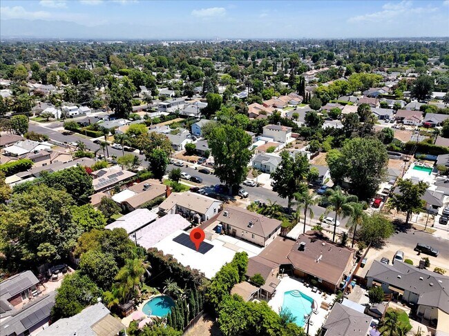 Building Photo - 6915 Encino Ave
