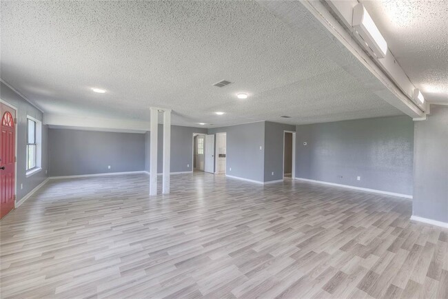 Building Photo - 20 W Oak Rdg Dr