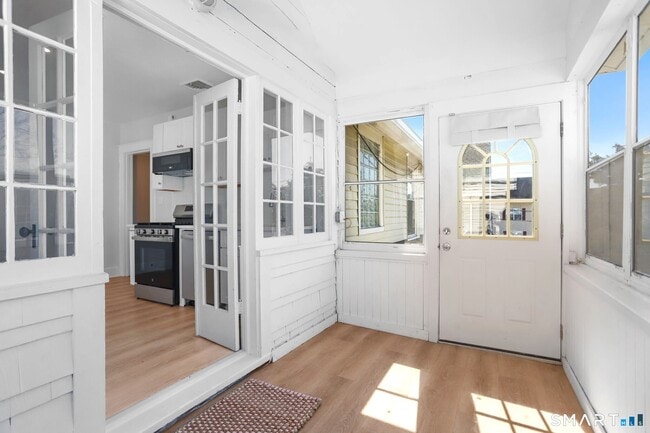 Building Photo - 1872 Bedford St