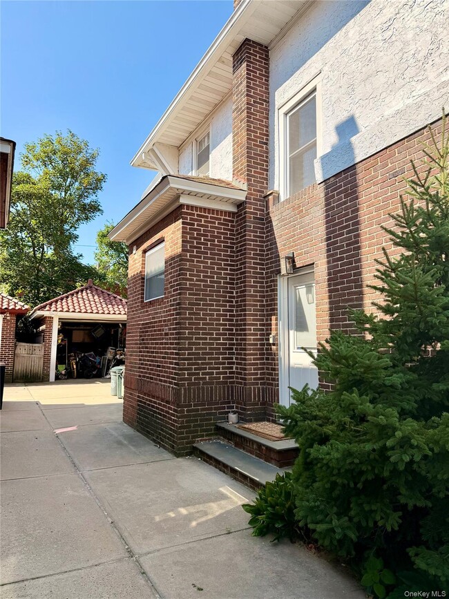 Building Photo - 646 W Beech St