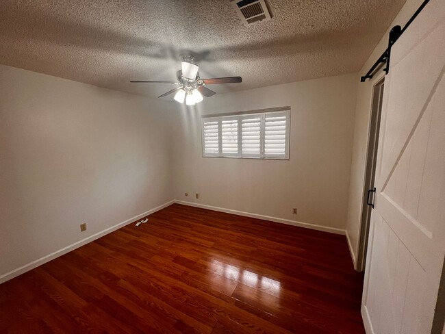 Building Photo - Great court location, close to schools, sh...