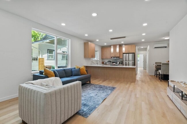 Building Photo - Manito Six