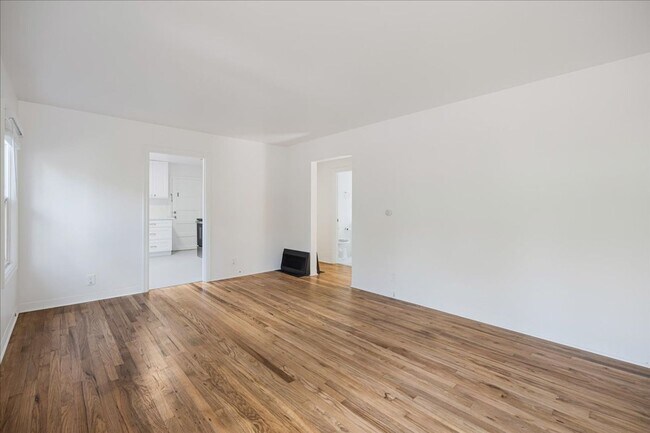 Building Photo - Sweet & Charming 2/1 Home Available Immedi...