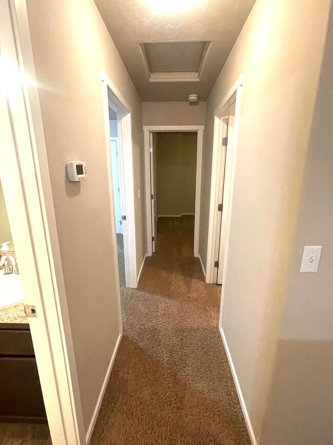 Building Photo - Charming Very Spacious 2-Story Home for Rent in Pasco, WA – Ideal Location Off Road 68!