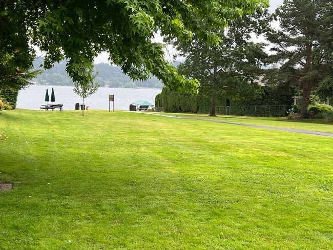Building Photo - Private access to Lake Sammamish house