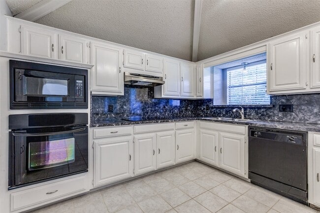 Building Photo - 4444 Hartford Dr