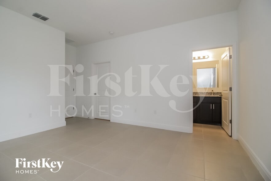 Building Photo - 653 Parakeet Ct