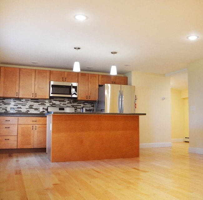Building Photo - 260 Manhattan Dr