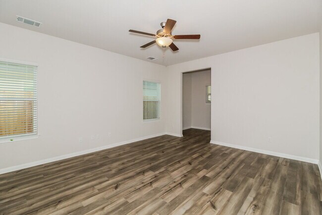 Building Photo - 116 Oakdale Meadows Ln