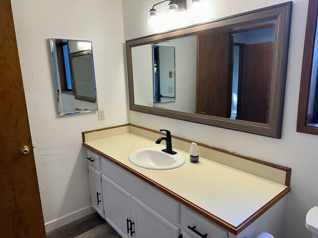 Building Photo - Updated 3 bedroom 1.5 bath house in Eugene!