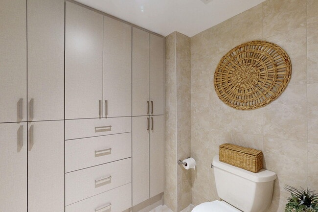 Building Photo - 124 Lakeshore Dr