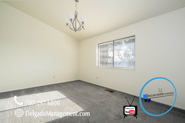 Building Photo - Gorgeous Glen Cove 4 bedroom home.