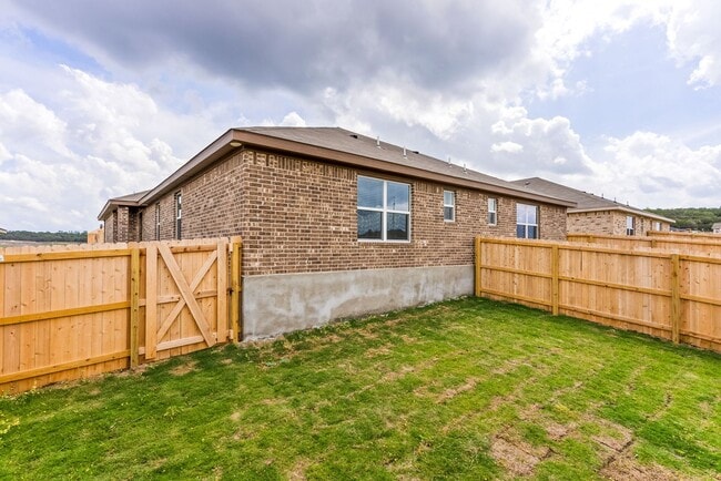 Building Photo - 305 Lost Trl