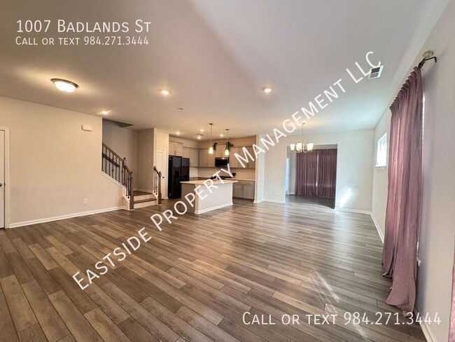 Building Photo - 1007 Badlands St