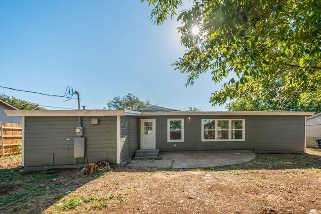 Building Photo - 3415 Crites St