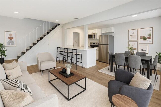 Building Photo - 900 E Tiffany Dr