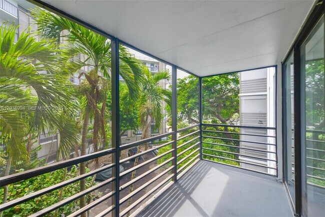 Building Photo - 20500 W Country Club Dr