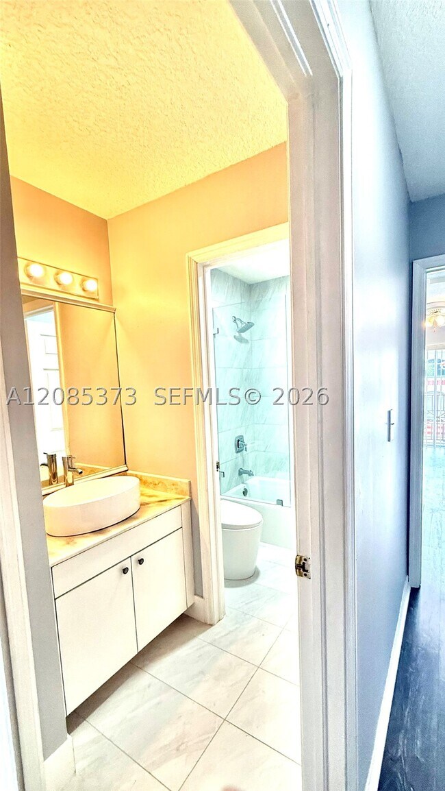 Building Photo - 10130 SW 154th Ct